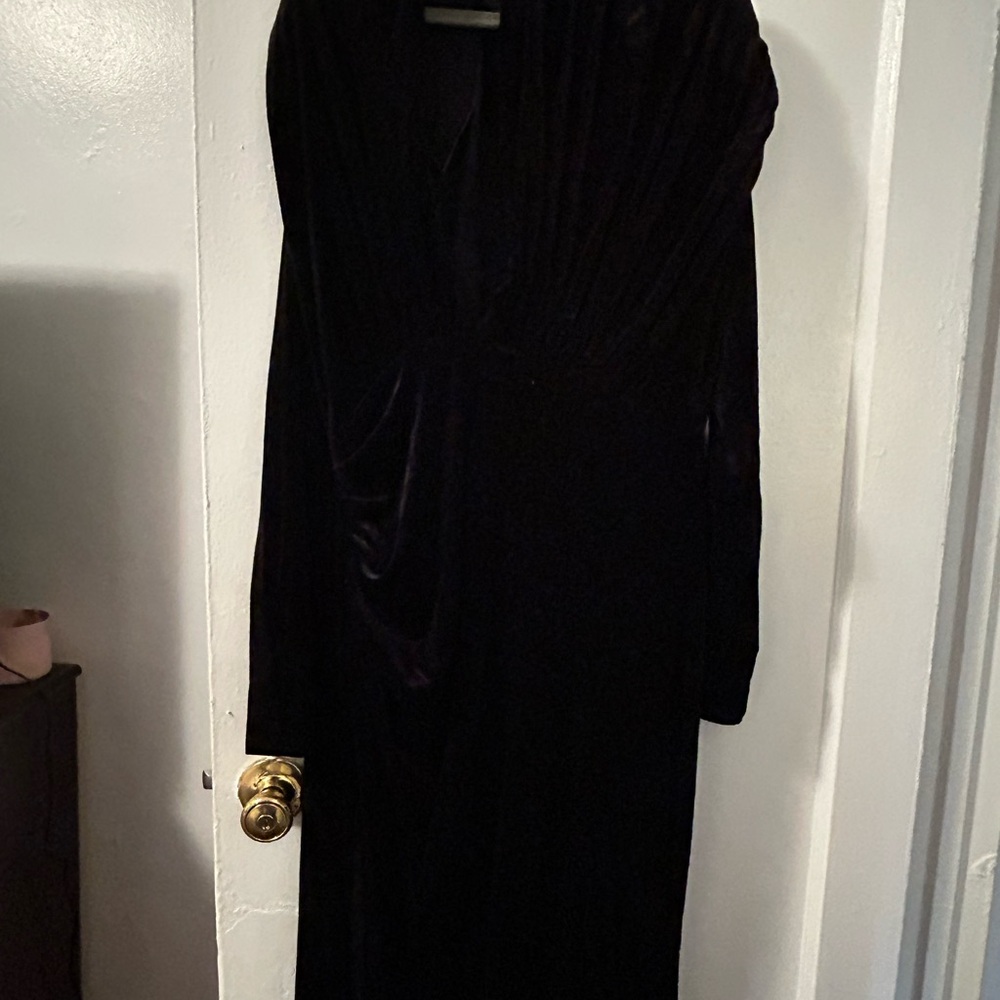 Chic Asymmetrical Velvet Dress in Black - Picture 3 of 7